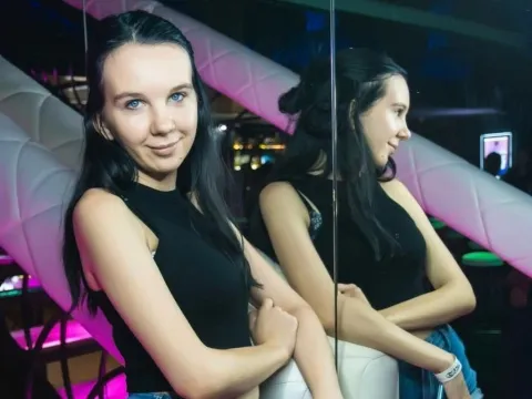 webcam show model DrakoMonako