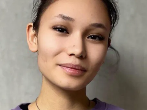 peep show model EllaHong