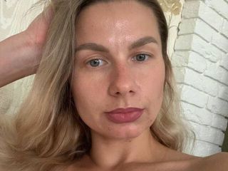 hot live chat model MonaParissi